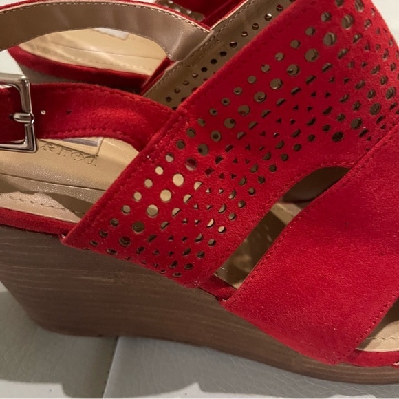 Violet & Red Evita Stitchfix wedge perforated sandals size 8.5 red brand new - Picture 4 of 11